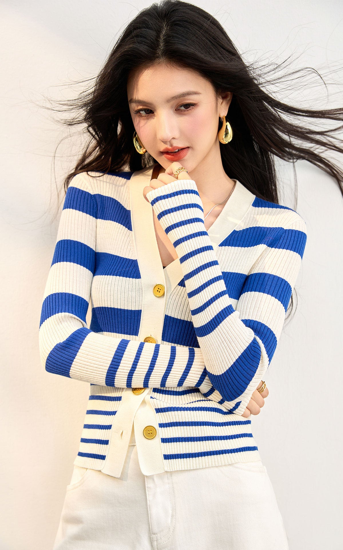 Elegant Casual Knitted Cardigan for Women with V-Neck and Striped Pattern