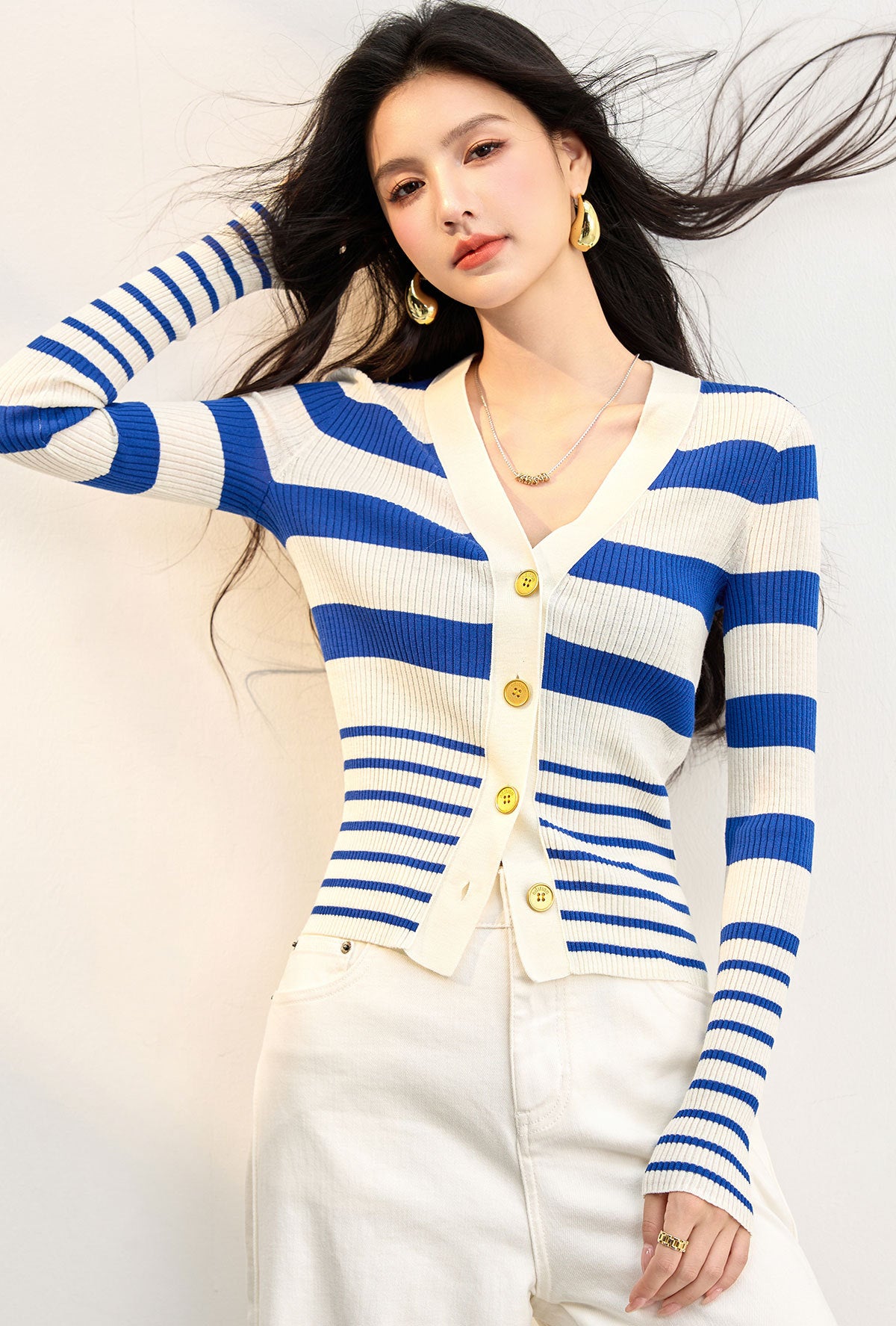 Elegant Casual Knitted Cardigan for Women with V-Neck and Striped Pattern